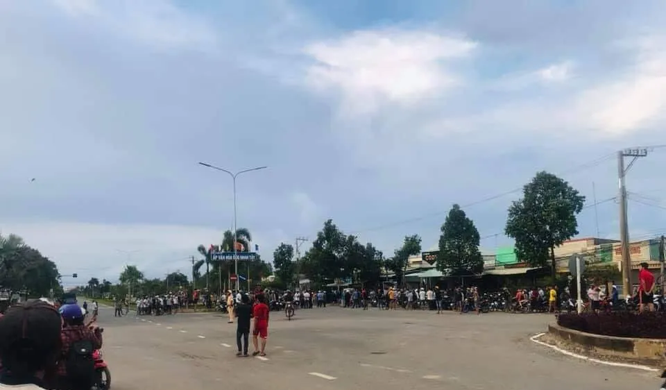 Người dân theo dõi vụ việc. Ảnh: P.A.