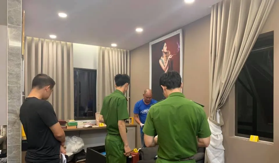 Công an khám nghiệm hiện trường. Ảnh: Đ.N
