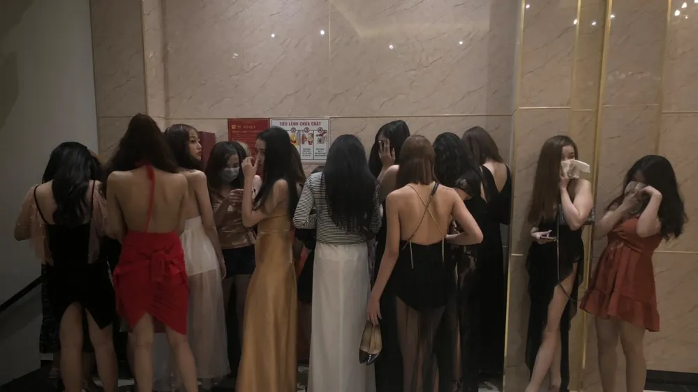 Các nữ tiếp viên trong trang phục hở hang