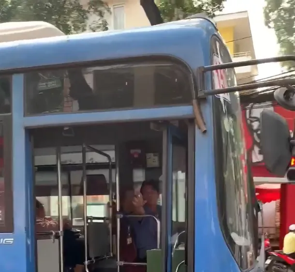Tài xế xe buýt bóp còi, ép xe, phun nước bọt thách thức người đi đường ở TPHCM.
