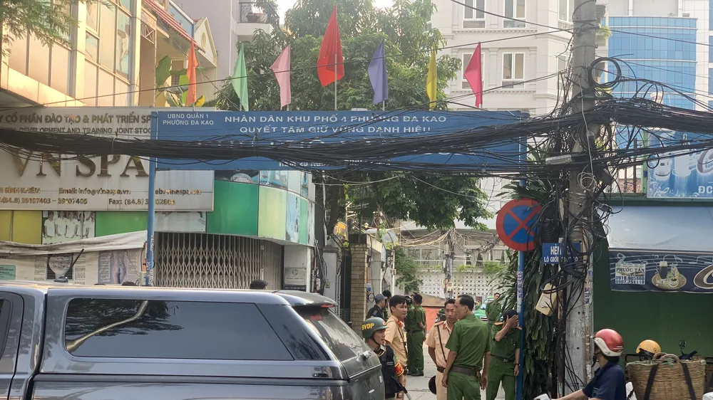 Công an phong tỏa con hẻm