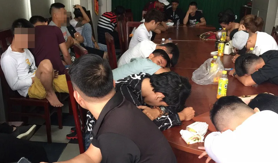 Nhóm "dân chơi" tại cơ quan công an.