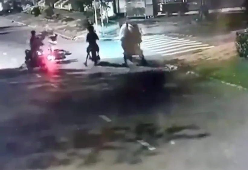 Hình ảnh vụ việc được camera an ninh ghi lại. 