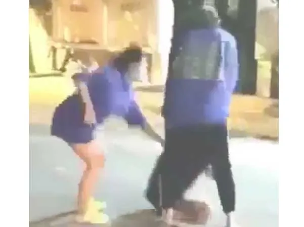  Xôn xao đoạn clip nữ sinh THPT bị đánh hội đồng quay video đưa lên mạng.