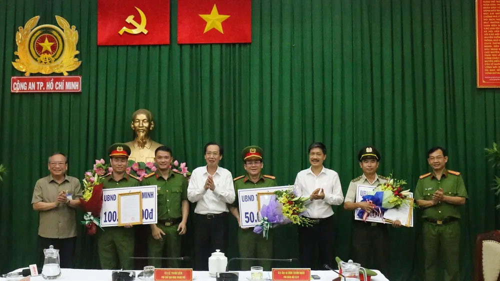 Phó Chủ tịch Thường trực UBND TPHCM Lê Thanh Liêm khen thưởng đơn vị phá án
