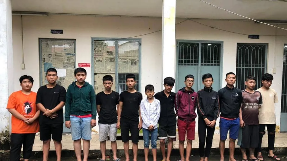 Nhóm đối tượng tại công an.