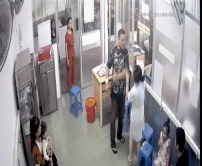 Hình ảnh cắt từ camera bệnh viện cho thấy người đàn ông hành hung nữ điều dưỡng. 