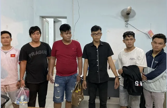 Nhóm đối tượng tại cơ quan công an