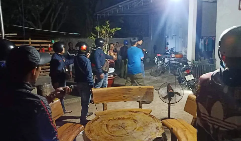 Lực lượng công an vây quanh nhà của Hải khi các đối tượng cố thủ bên trong.