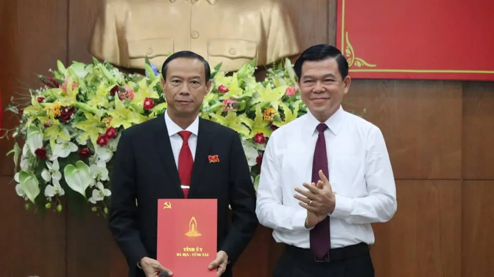Bí thư Tỉnh ủy Bà Rịa – Vũng Tàu Nguyễn Hồng Lĩnh đã trao quyết định của Thủ tướng Chính Phủ phê chuẩn kết quả bầu chức vụ Chủ tịch UBND tỉnh Bà Rịa – Vũng Tàu nhiệm kỳ 2016 - 2021 cho ông Nguyễn Văn Thọ. Ảnh: VŨ PHONG