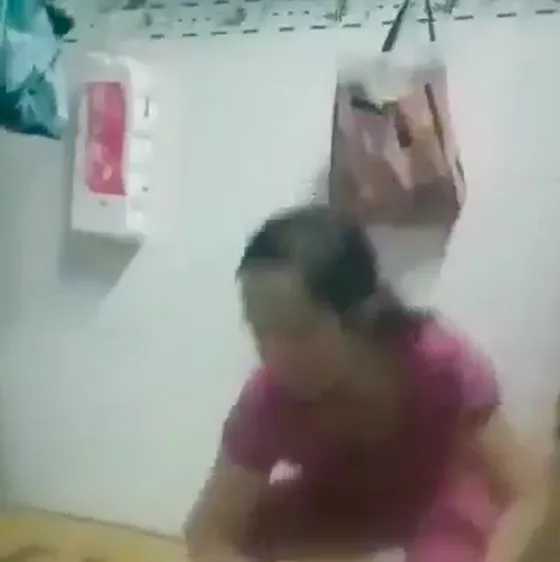 Nguyễn Thị Thanh Thúy đánh đập con mình một cách tàn nhẫn. Ảnh cắt từ clip