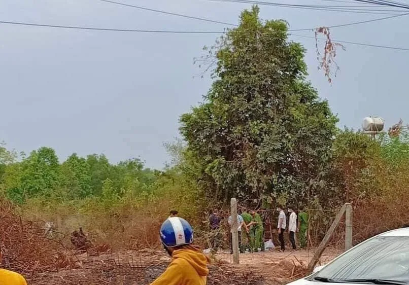 Công an khám nghiệm hiện trường. Ảnh: X.A.