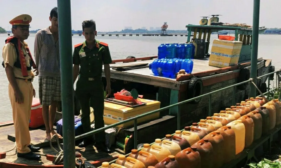 Lực lượng phát hiện có hơn 1.600 lít dầu không rõ nguồn gốc trên sông Đồng Nai. Ảnh: CA
