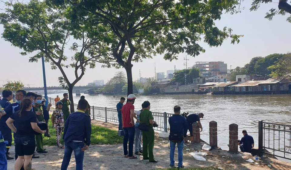 Lực lượng chức năng đưa hai thi thể lên bờ phục vụ việc điều tra 
