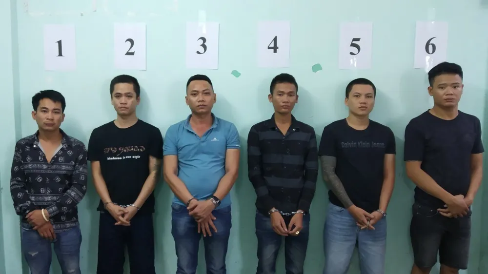 Băng giang hồ đòi nợ chém đứt gần lìa tay người quen của con nợ tại cơ quan công an