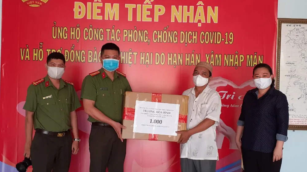 Thừa ủy quyền của Phó Thủ tướng Thường trực Trương Hòa Bình, đại diện Báo CAND tại TPHCM phối hợp cùng UB MTTQ Việt Nam quận 8 chuyển phần quà là 1.000 khẩu trang kháng khuẩn cao cấp tặng đồng bào Chăm quận 8, nhằm giúp bà con