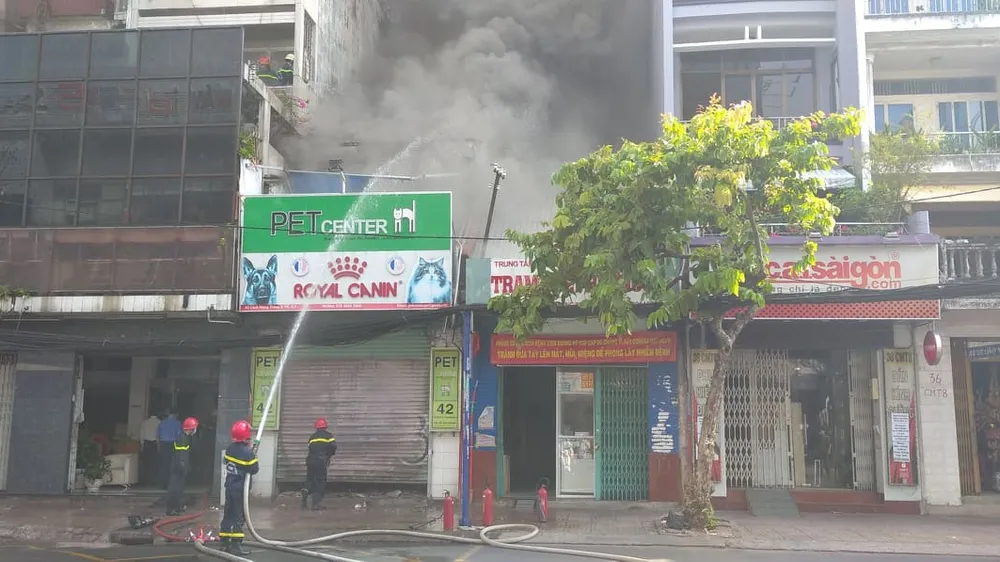 Ngọn lửa kèm khói đen bốc cao hàng chục mét