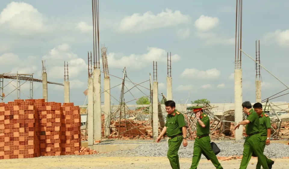 Vụ sập tường khiến 10 người tử vong: Tạm giữ 3 người liên quan