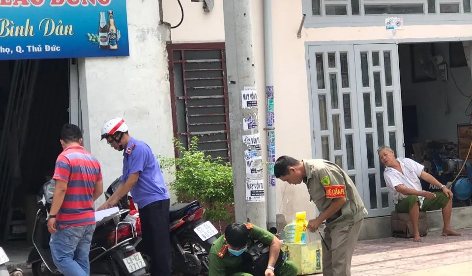 Công an khám nghiệm hiện trường 