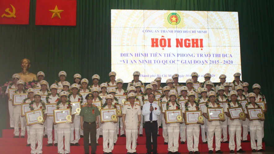 Trao Giấy khen cho các tập thể, cá nhân điển hình tiên tiến