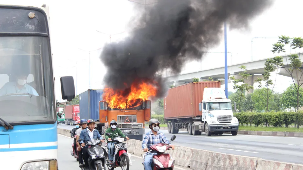 Ngọn lửa bùng cháy dữ dội