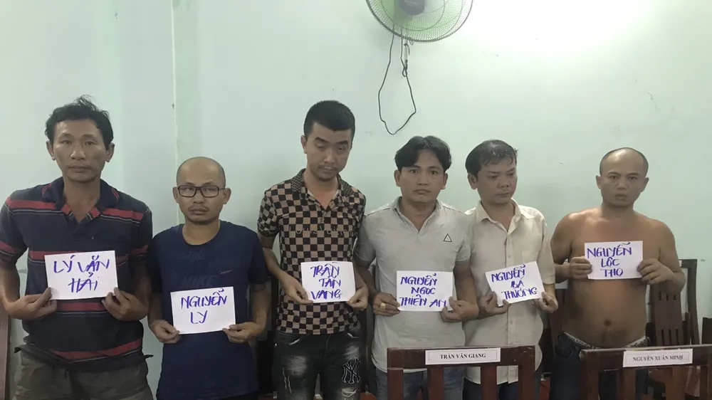 Nhóm đối tượng bị tạm giữ. Ảnh: CHÍ THẠCH 