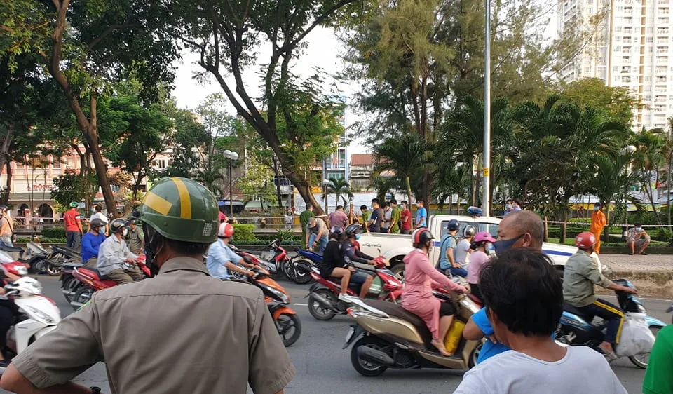Công an phong toả khám nghiệm hiện trường. Ảnh: CHÍ THẠCH