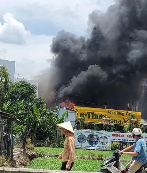 Ngọn lửa bùng cháy dữ dội 