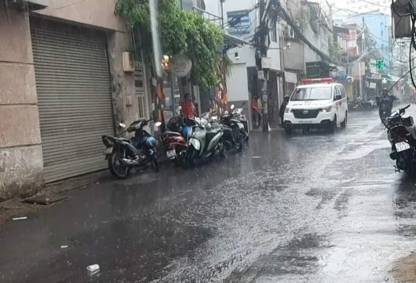 Lực lượng chức năng phong toả con hẻm đi vào hiện trường 