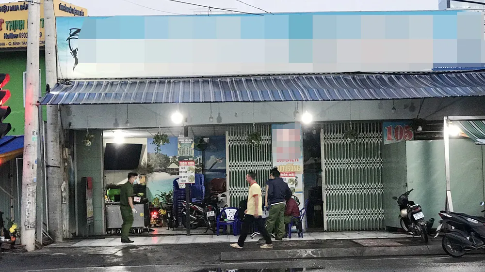 Công an khám nghiệm hiện trường vụ án