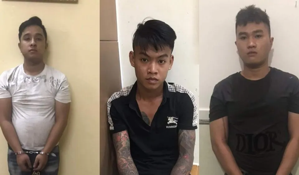 Trần Hoàng Lâm (áo trắng) cùng 2 đồng bọn tại cơ quan công an