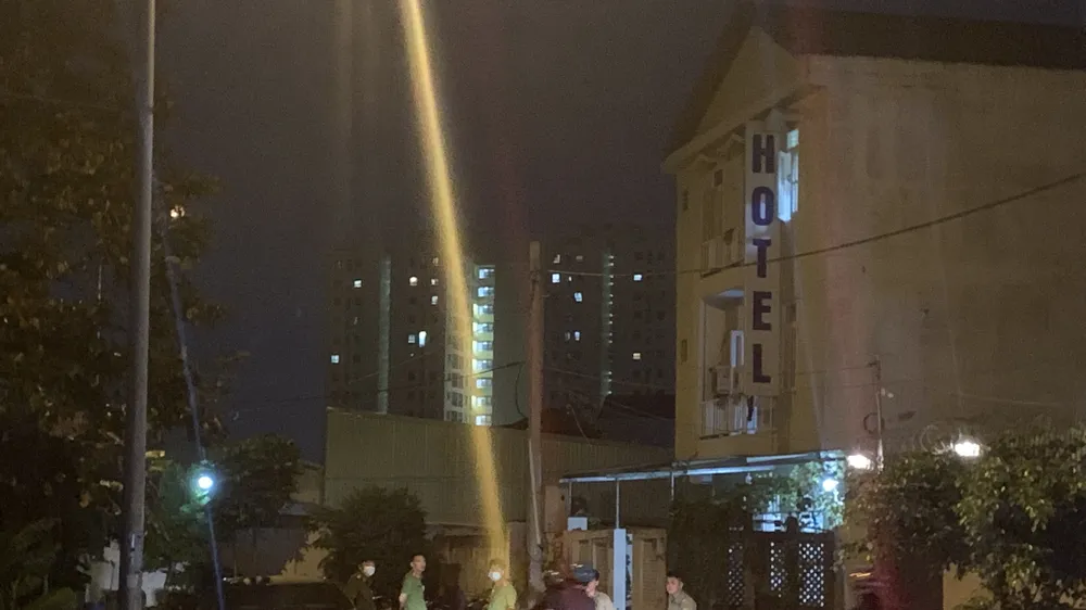 Công an phong tỏa khám nghiệm hiện trường. Ảnh: CHÍ THẠCH 