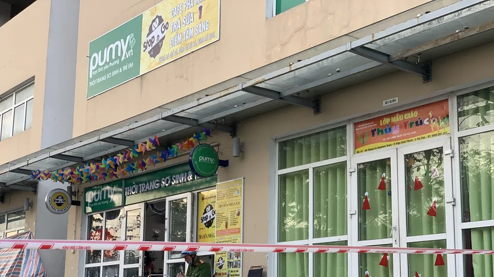 Công an khám nghiệm hiện trường. Ảnh: CHÍ THẠCH 