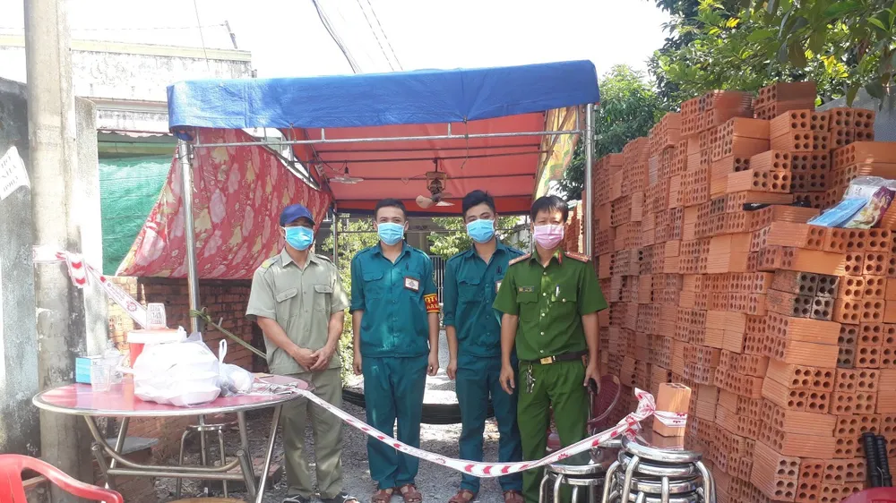 Lực lượng chức năng phong toả con hẻm nơi Kha ở. Ảnh: CHÍ THẠCH 