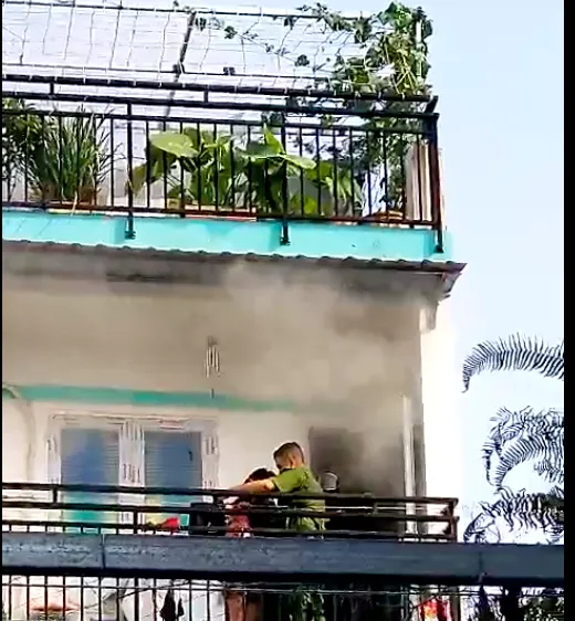 Hình ảnh chiến sĩ cảnh sát PCCC đã cởi đồ bảo hộ của mình cùng mặt nạ chống độc đeo cho cháu bé