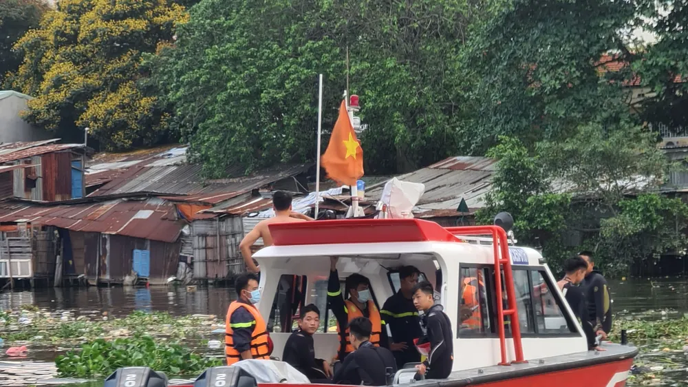 Cảnh sát tìm thi thể nạn nhân