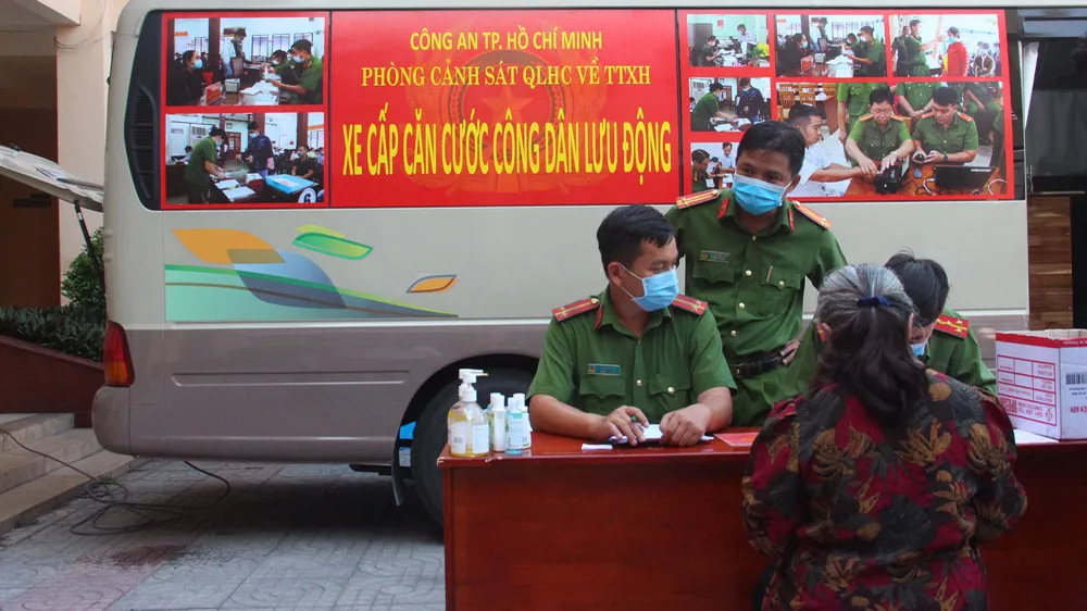 Nhiều người già, trẻ em được xe cấp CCCD lưu động “phục vụ” tới đêm ở TP Thủ Đức. Ảnh: CHÍ THẠCH 