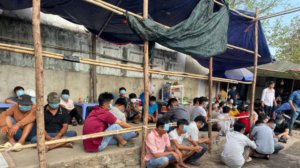 Tại hiện trường, lực lượng khống chế, bắt giữ gần 50 người và thu giữ hơn 100 triệu đồng cùng nhiều tang vật có liên quan