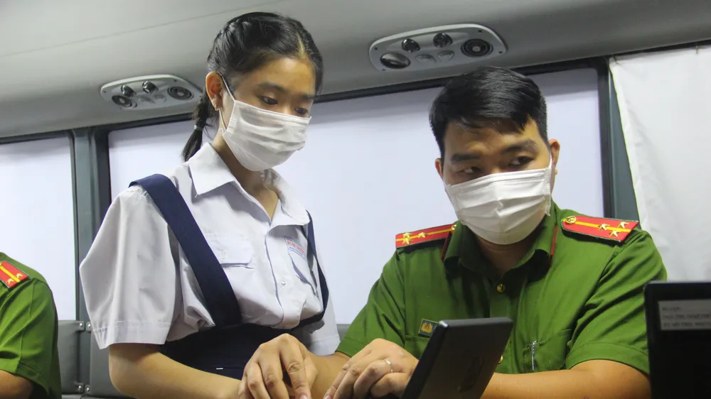 Người dân làm CCCD gắn chip ở TP Thủ Đức. Ảnh: CHÍ THẠCH 