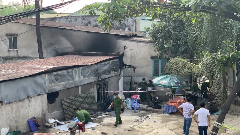 Lực lượng chức năng làm việc tại hiện trường. Ảnh: CHÍ THẠCH