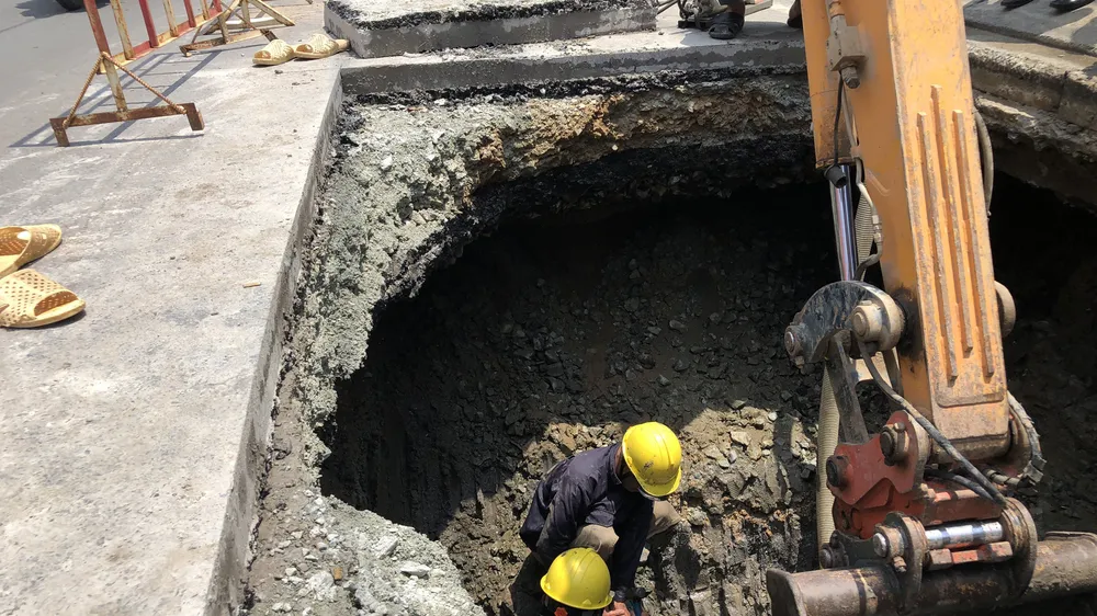"Hố tử thần” xuất hiện trên đường Huỳnh Tấn Phát, quận 7, TPHCM. Ảnh: C.T