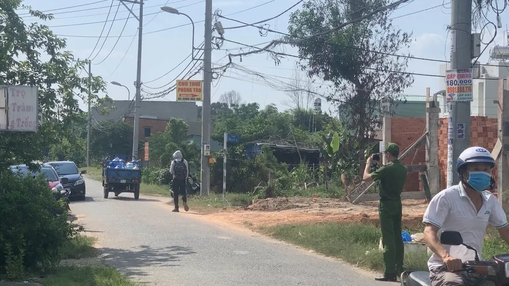 Công an khám nghiệm hiện trường. Ảnh: CHÍ THẠCH 