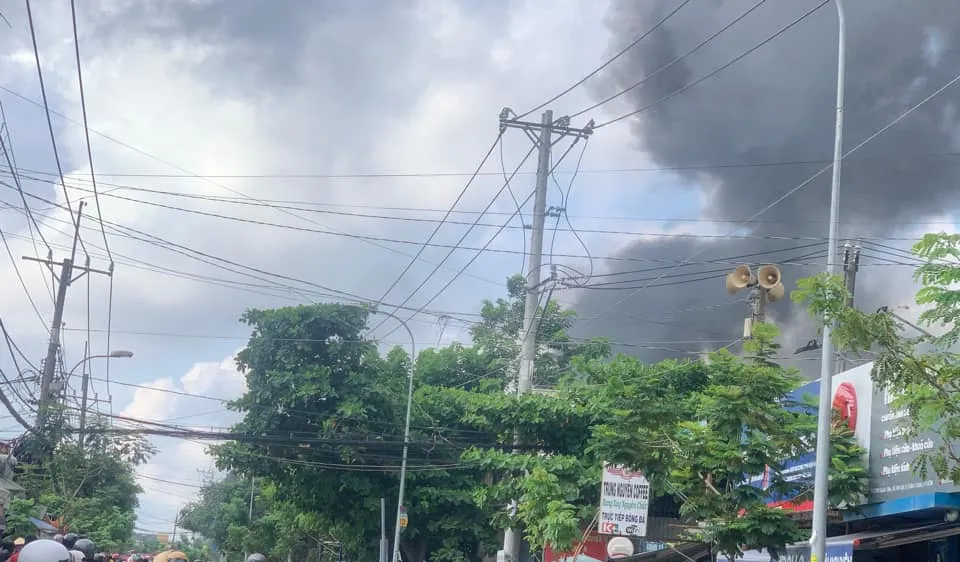 Khói bốc cao hàng chục mét 