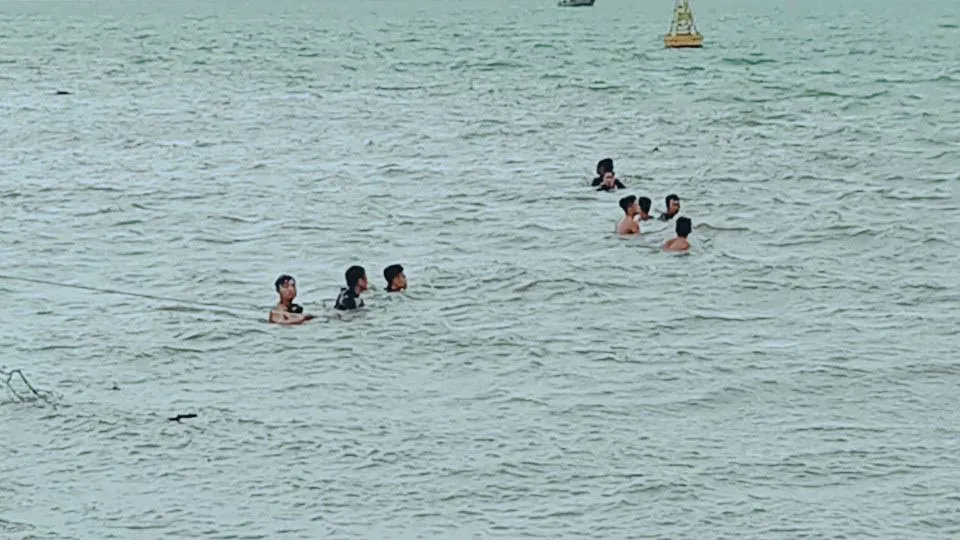 Thợ lặn tìm kiếm thi thể bé 2 tuổi mất tích ở sông Soài Rạp 
