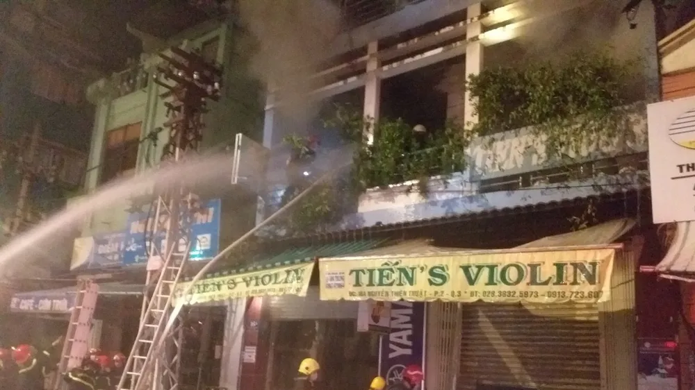 Lực lượng chữa cháy ở hiện trường. Ảnh: CHÍ THẠCH 