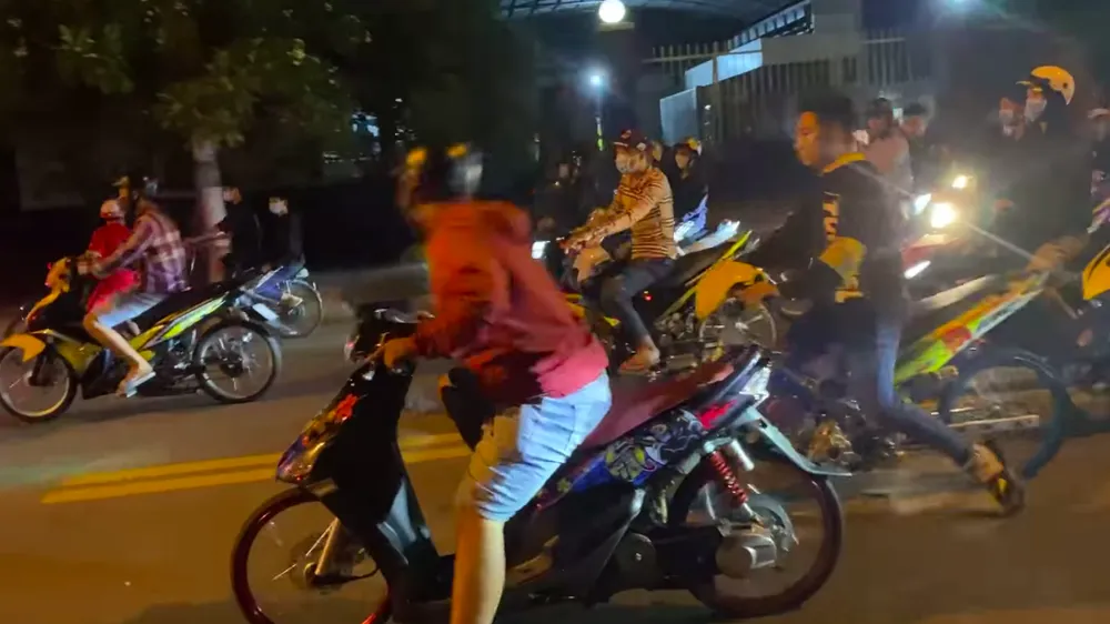 Hình ảnh các "quái xế" so kèo với nhau