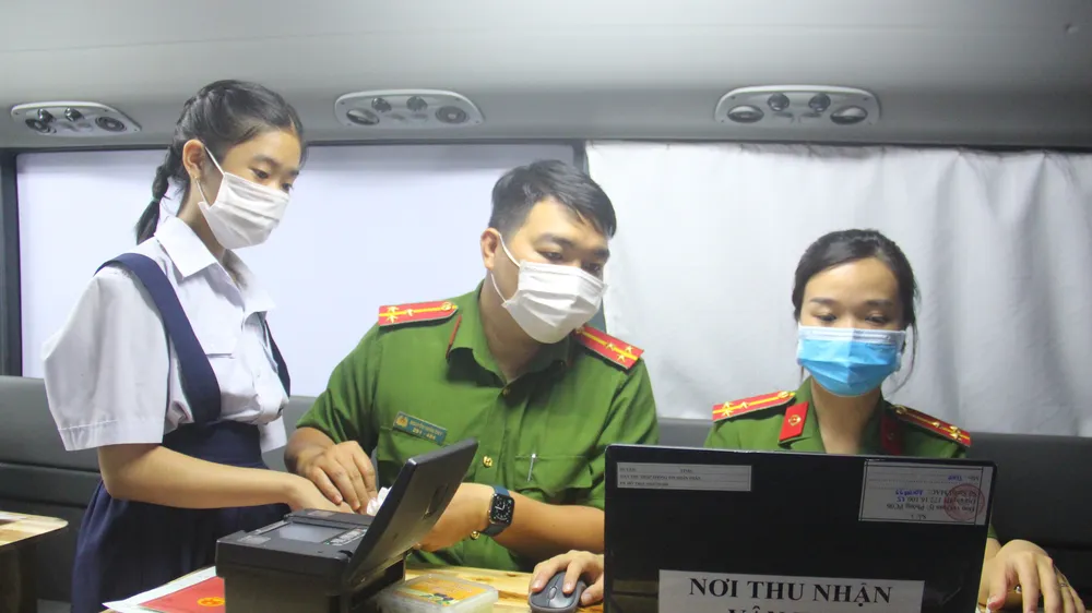 Công an TPHCM làm căn cước công dân cho người dân trên địa bàn trước đó. Ảnh: CHÍ THẠCH 