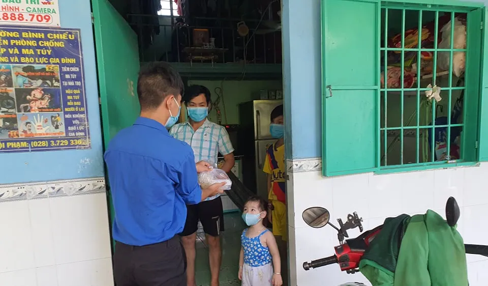 Phát cơm từ thiện cho bà con khó khăn ở phường Bình Chiểu, TP Thủ Đức. Ảnh: CHÍ THẠCH