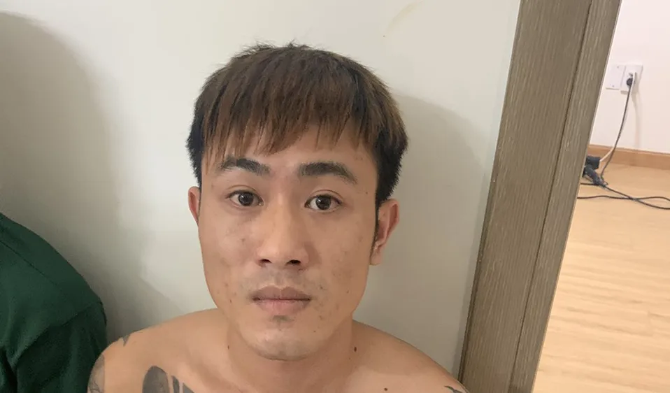 Đối tượng Kiên lúc bị bắt. Ảnh: CHÍ THẠCH 
