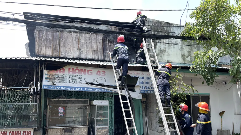 Lực lượng chức năng tại hiện trường. Ảnh: C.T